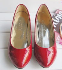 氣質(zhì)優(yōu)雅，步履生姿——新款中跟女式單鞋批發(fā)指南